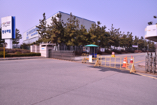 한국지엠(GM) 군산공장 정문.